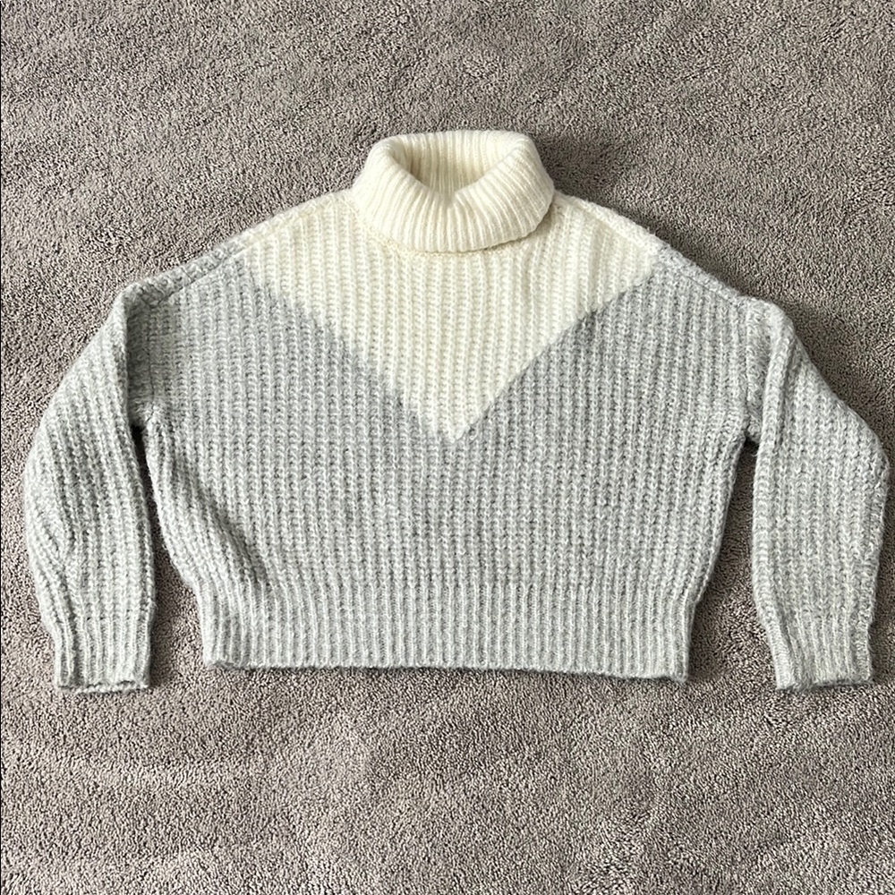 EUC Chunky Gray and Ivory Chevron Colorblock Turtleneck Sweater Size Medium